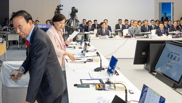울산시에 대한 2026년도 국회 행정안전위원회 국정감사가 실시된 21일 울산시청 대회의실에서 국민의힘 의원들이 김상욱 울산시장의 답변 태도에 항의하며 국정감사장에서 퇴장하고 있다. 최지원 기자