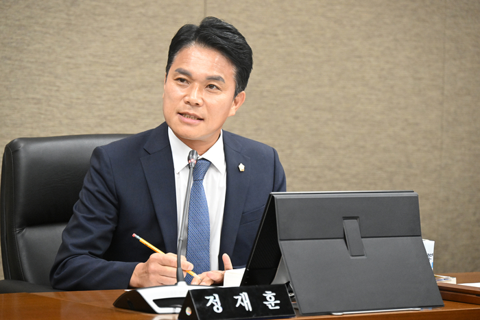 울주군의회 정재훈 의원이 21일 열린 회계과 소관 행정사무감사에서 질의를 하고 있다. 울주군의회 제공.