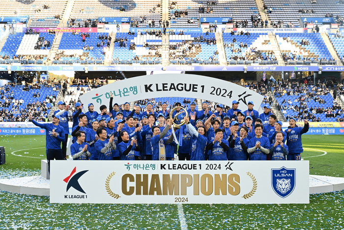 울산 HD FC 선수단이 프로축구 하나은행 K리그1 2024 우승 세리머니를 하고 있다. 울산매일 포토뱅크
