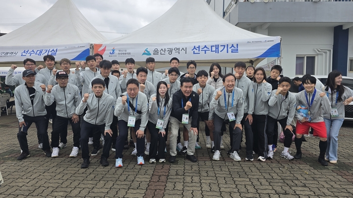 김철욱 울산시체육회장, 황찬규 시복싱협회장, 김종도 시체육회 사무처장이 21일 복싱 경기가 열린 제일고등학교체육관을 찾아 선수단을 격려했다. 울산은 이날 대회 14연패를 달성한 오연지 외에도 홍지혜, 태민재, 김진재, 김형승, 강동헌, 성태혁이 메달을 따냈다. 시체육회 제공
