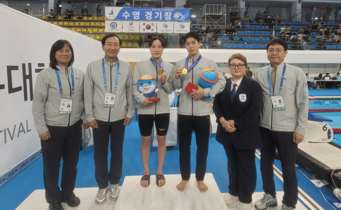 김계영 시수영연맹회장, 김종도 시체육회 사무처장이 21일 제주종합경기장 실내수영장에서 백수연, 김찬영 선수와 기념촬영을 하고 있다. 시체육회 제공