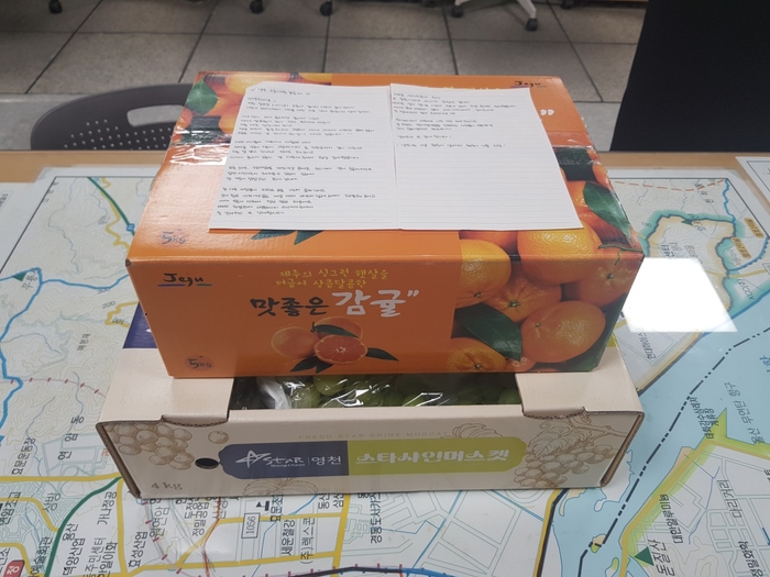 지난 20일 오후 2시께 염포119안전센터에 구급대원들의 긴급 출동으로 도움을 받았던 9살 A군과 그의 가족이 방문해 감사 편지와 과일 상자를 전달했다. 북부소방서 제공