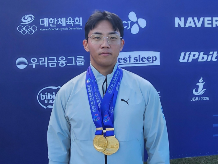 양궁 컴바운드 3관왕에 오른 최은규 선수가 금메달을 목에 걸고 기념촬영을 하고 있다. 남구 제공