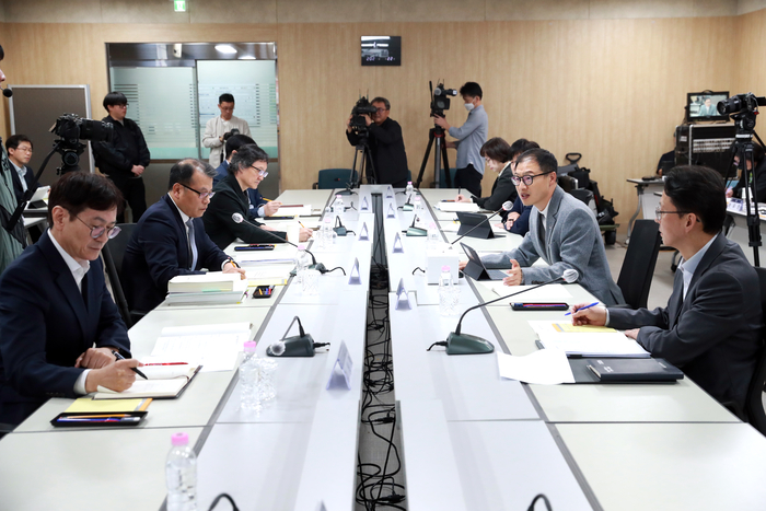 울산연구원은 22일 원내 회의실에서 김상욱 울산시장이 참석한 가운데 울산시정의 정책 싱크탱크로 탈바꿈을 위한 자체적인 혁신 방안 보고회를 가졌다. 울산시 제공