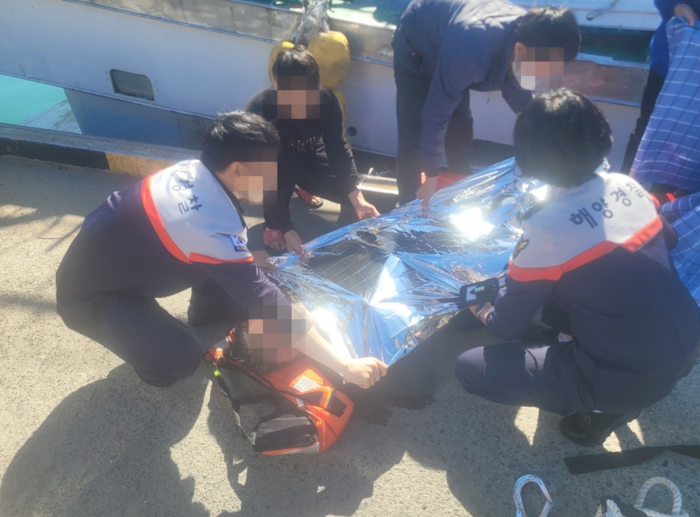 울산해양경찰서는 22일 울산 동구 방어진항에서 선박에서 육지로 건너다 바다에 빠진 70대 남성을 구조했다. 울산해경 제공