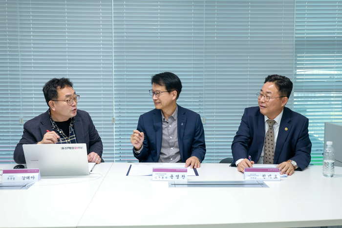 19일 울산종하이노베이션센터에서 열린 ‘2028 울산 정원박람회 준비 정책간담회’에서 (왼쪽 두번째부터)윤영찬 조직위원회 사무총장, 권태호 울산시의회 문화복지환경위원장이 진행자와 토론을 하고 있다. 최지원 기자