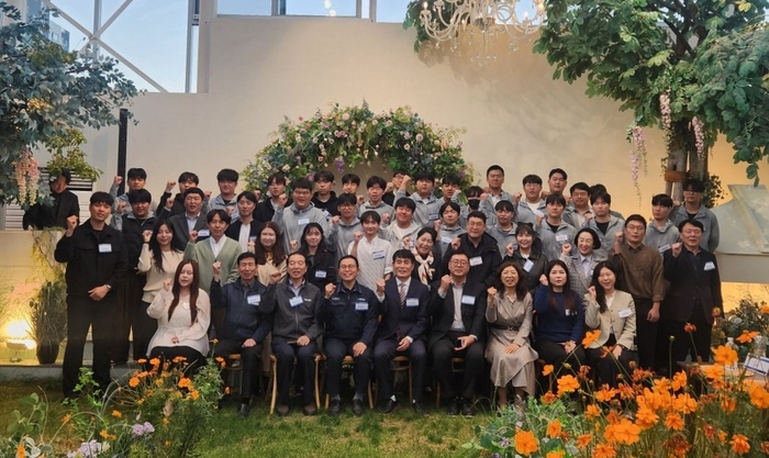 을산공업고 이상현 교장과 지역 중소기업들이 22일 진장동 팜파스13에서 현장실습 협약을 맺고 기념사진을 찍고있다. 울산교육청 제공