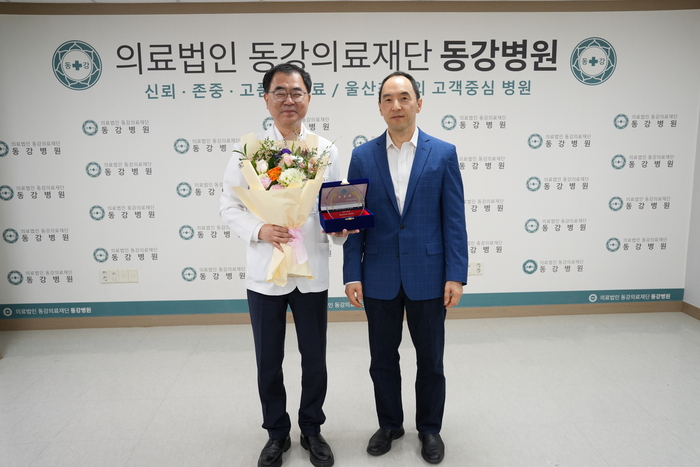 동강병원은 지난 23일 8병동과 외과 외래에서 수술 1만3,000례 달성을 기념하는 축하행사를 개최했다. 동강병원 제공