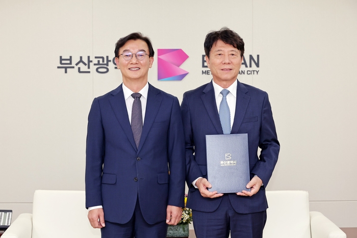 지난 21일 부산교통공사 제9대 김태호 사장(오른쪽)이 부산시청에서 임명장을 받고 전재수 시장과 기념촬영을 하고 있다. 부산교통공사 제공