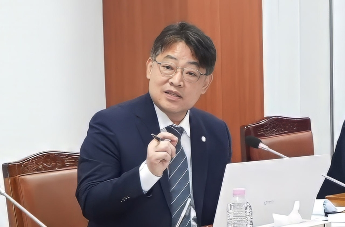 김석규 양산시의원이 양산시체육회장을 상대로 각종 의혹에 대해 질문하고 있다.