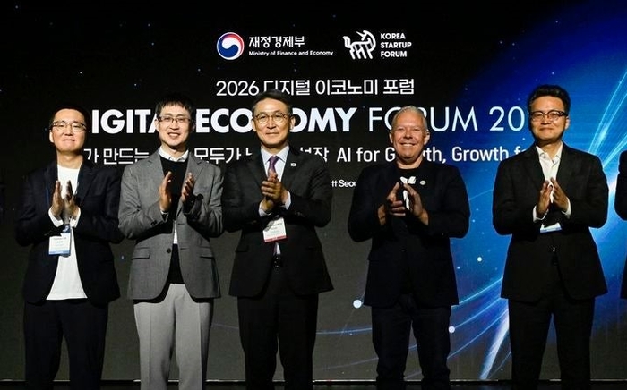 23일 열린 ‘제9회 디지털 이코노미 포럼’에서 권대영 재경부 1차관(가운데)과 최지영 코리아스타트업포럼 대표, 국제전기통신연합(ITU)의 프레데릭 베르너 전략협력 부서장, 본지 김진영 이사가 기념촬영을 하고 있다. 재경부 제공