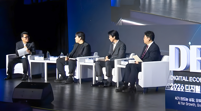 김진영 울산매일신문UTV 뉴스룸 국장과 성민석 원프레딕트 부사장, 임경섭 산업통상부 과장, 최재식 KAIST 석좌교수(왼쪽부터)가 포럼을 진행하고 있다. 재경부 제공