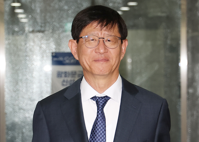 국회 법제사법위원회가 지난 22일 전체회의를 열어 최길수 특별감찰관 후보자 인사청문 경과 보고서를 채택했다. 최 후보자가 이날 서울 종로구 특별감찰관 사무실로 들어서고 있다. 연합뉴스