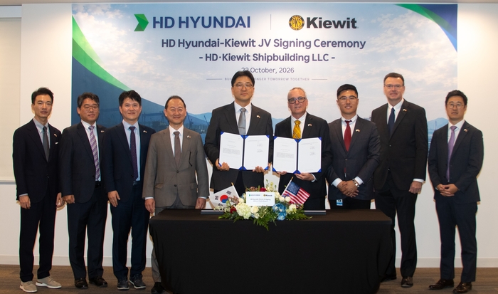 HD현대가 현지시간 22일 미국 최대 건설·엔지니어링·인프라 기업 ‘키윗(Kiewit)’ 社와 ‘조선 합작법인 설립‘을 위한 계약을 체결했다.왼쪽에서 다섯 번째 HD한국조선해양 최한내 기획부문장, 여섯 번째 키윗 마리타임 채드 존슨 CEO.HD현대 제공