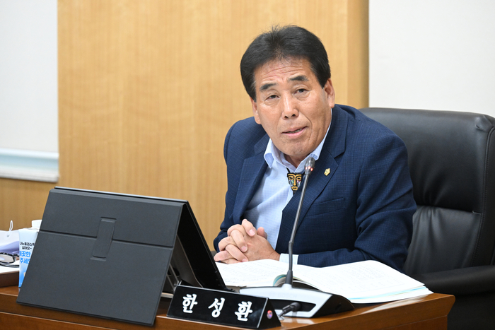 울주군의회 한성환 의원이 질의하고 있다.