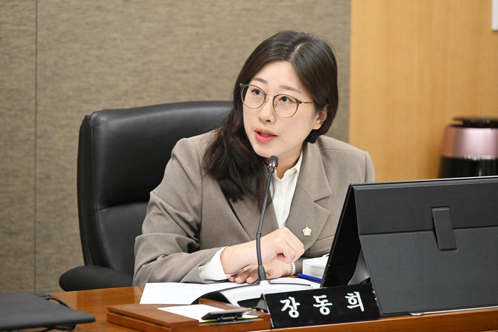울주군의회 행정복지위원회 행정사무감사에서 장동희 의원이 질의하고 있다.