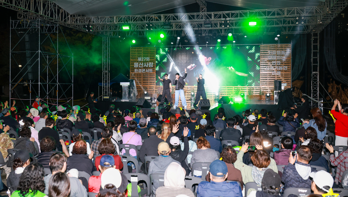 울산매일신문UTV가 주최·주관하고 울산시가 후원한 ‘제27회 울산사랑 환경콘서트’가 열린 지난 24일 남구 달동문화공원에서 가수 홍경민의 열정적인 무대를 즐기며 뜨거운 가을밤을 보내고 있다. 최지원 기자