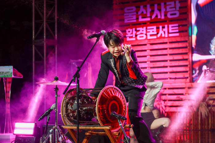 황민호의 열정적인 무대가 펼쳐지고 있다. 최지원 기자