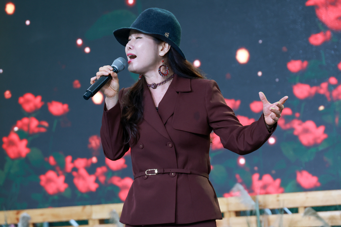 김수현의 공연이 진행되고 있다. 최지원 기자