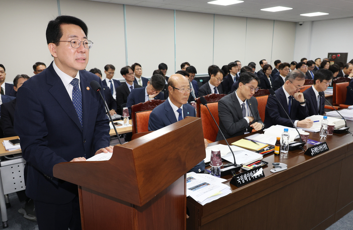 이달 12일 부산 동구 해양수산부 별관에서 열린 국회 농해수위의 해수부에 대한 국정감사에서 해양수산부 황종우 장관이 업무보고를 하고 있다. 연합뉴스