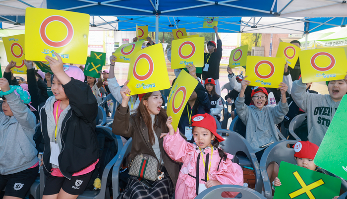 울산매일신문UTV가 주최·주관하는 ‘Safe Ulsan! 2026 안전문화페스티벌’이 열린 지난 24일 울산대공원 남문광장에서 안전문화 골든벨에 참가한 시민들이 퀴즈를 풀고 있다. 최지원 기자