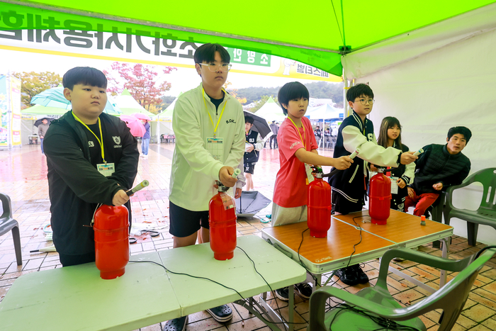 시민들이 소화기 사용 체험을 하고 있다. 최지원 기자