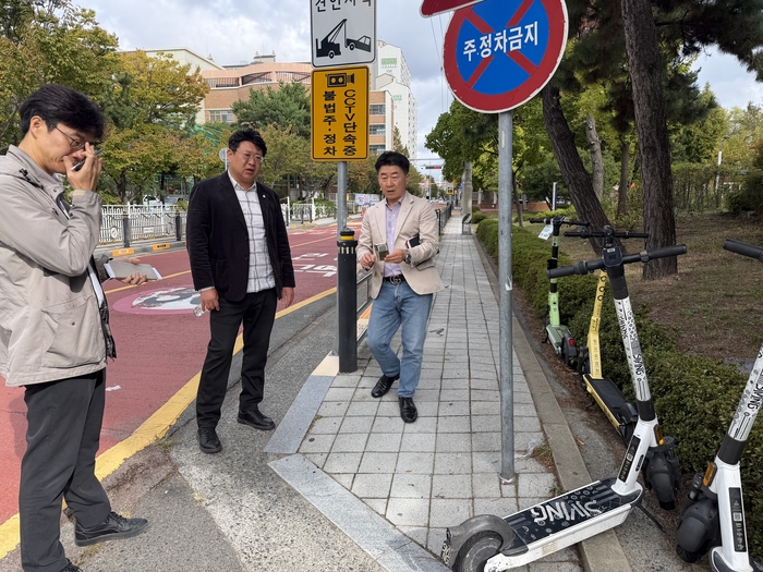 울산남구의회 권순용 의원은 지난 23일 백합초등학교 일원을 찾아 남구 교통행정과, 울산교통장애인협회 관계자와 함께 통학로 보행환경을 살펴보고 안전 대책을 논의했다. 남구의회 제공