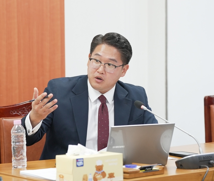 정성훈 의원이 행정사무감사에서 문화예술의전당 건립사업 대신 부산대학교 양산캠퍼스 내 컨벤션센터 건립을 적극 검토해야 한다고 주장하고 있다.