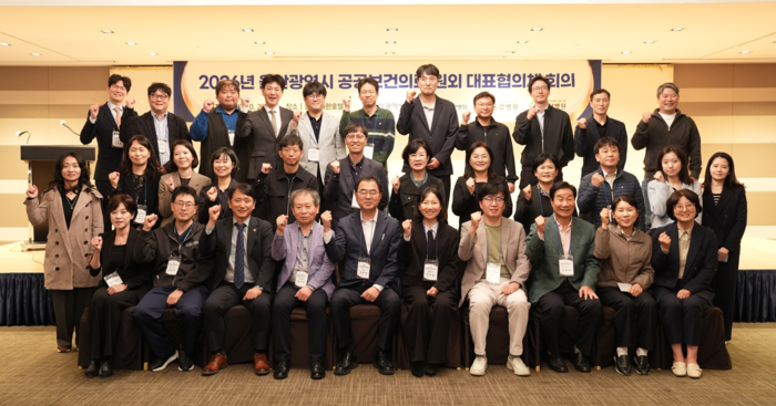 26일 울산 라한호텔에서 ‘2026년 울산광역시 공공보건의료 원외 대표협의체 회의’가 열렸다. 이날 회의에는 울산시와 권역책임의료기관인 울산대학교병원, 지역책임의료기관인 동강병원·울산병원을 비롯해 소방·보건·복지 분야 관계자 80여명이 참석해 지역 의료 현안을 논의했다. 울산대병원 제공