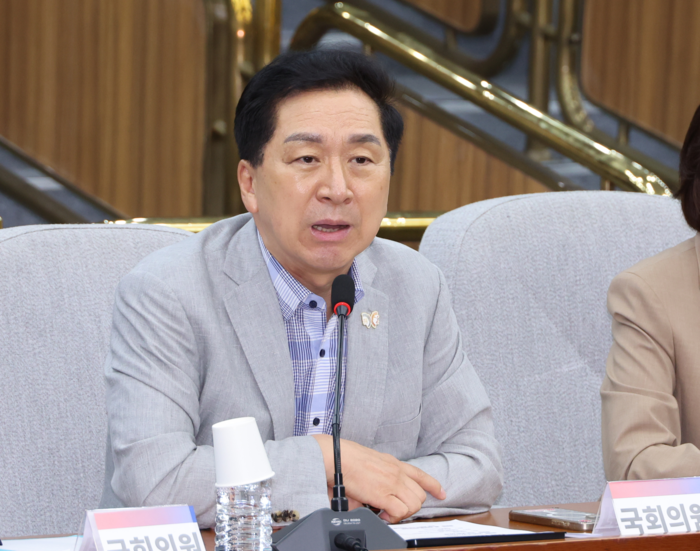 김기현 의원이 26일 기후에너지환경부 종합감사 서면질의를 통해 정부의 AI 데이터센터 전용 그리드코드 도입으로 울산 남구 AI 데이터센터 사업에 설계 변경과 추가 투자 부담이 발생할 수 있다며, 건설 중인 사업에 대한 신규 기준 적용 제외나 경과조치를 요구했다.