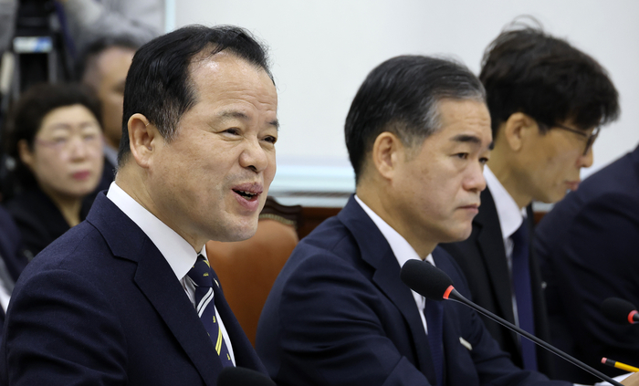 위철환 중앙선거관리위원회 위원장 직무대행이 26일 국회 행정안전위원회에서 열린 2026년도 종합 국정감사에서 질의에 답변하고 있다. 연합뉴스