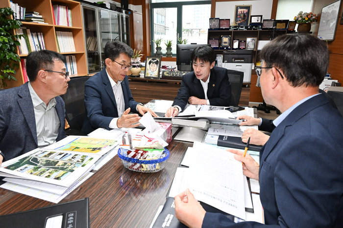울산시의회 백현조 산업건설위원장은 26일 시의회 위원장실에서 담당부서로부터 북울산역세권 개발사업과 농소지구 공공지원 민간임대주택 사업, 진장명촌지구 토지구획정리사업의 추진현황을 보고받았다. 울산시의회 제공
