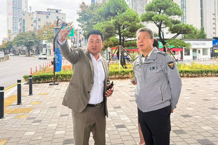 울산시의회 안대룡 의원은 26일 오후 남구 무거동 신복교차로를 찾아 울산남부경찰서 담당자와 함께 교통안전 민원 현장을 살피고 개선방안을 논의했다. 울산시의회 제공