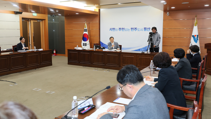 울산시는 26일 울산시청 상황실에서 김상욱 울산시장 주재로 시 간부 공무원들이 참석한 가운데 2027년 주요업무계획 보고회를 열고 복지보건국의 주요 현안에 대한 논의를 가졌다. 울산시 제공