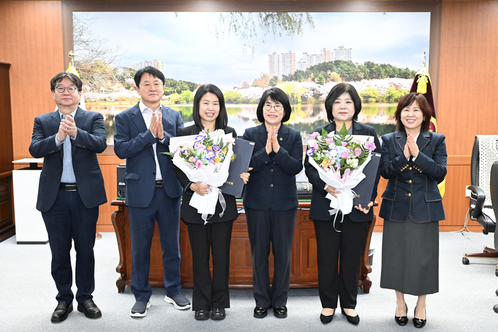 울산시의회 이영해 의장이 26일 시의회 의장실에서 사무관 승진 임용장을 수여한 뒤 승진자들과 함께 기념촬영을 하고 있다. 울산시의회 제공