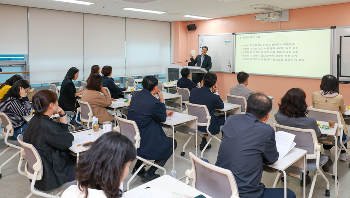 본지 김진영 뉴스룸 국장이 26일 울산교육연구원에서 울산지역 교사들을 대상으로 ‘지역자원을 활용한 직무연수’ 강의를 진행하고 있다. 최지원 기자