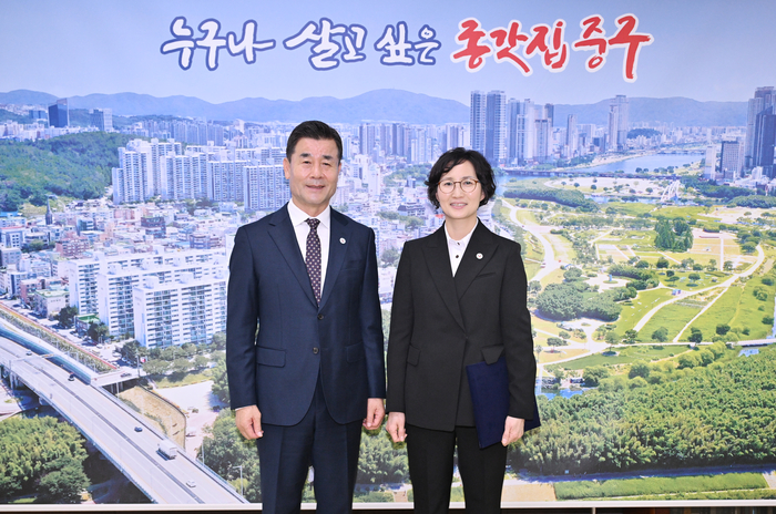 울산 중구가 26일 중구청 구청장실에서 중구보건소장 임용장 수여식을 개최했다. 이 자리에서 김영길 중구청장은 엄연정 중구보건소장에게 임용장을 전달했다. 중구 제공