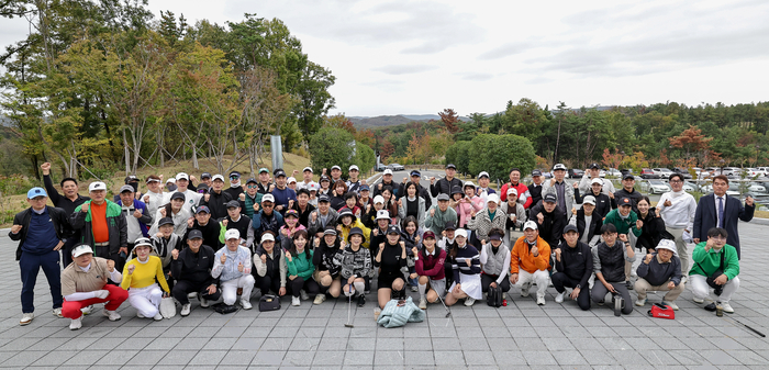 울산매일신문UTV가 주최하고 울산광역시골프협회가 주관하는 ‘2026 울산매일신문 아마골프대회’가 26일 울산 오르비스GC에서 성황리에 개최된 가운데 본지 이연희 대표이사, 신지윤 프로골퍼, 김종길 (의)내경의료재단 제일병원 이사장 및 경기 참가자들이 경기 전 기념촬영을 하고 있다. 이수화 기자