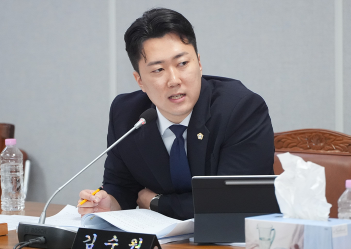 김수원 양산시의원이 양산 아동급식카드 편의점 쏠림에 대해 발언하고 있다.