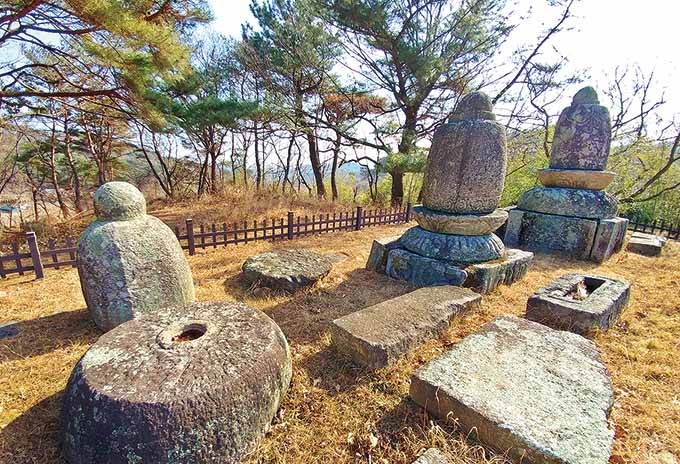 청송사지 3층 석탑에서 백여미터 떨어진 곳에 위치한 부도 3기. 조선시대 것으로 추정된다. 울산매일 포토뱅크