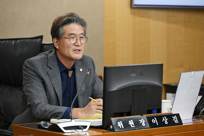 이상걸 울주군의회 경제건설위원장이 지난 23일 열린 경제건설위원회의 민원지적과 행정사무감사에서 질의를 하고 있다.