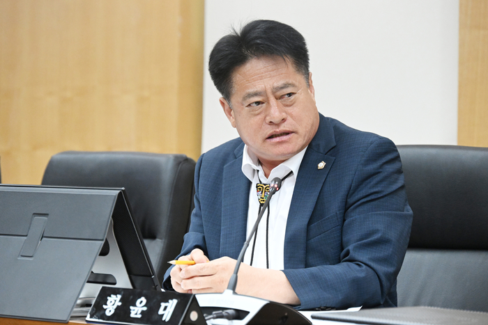 울주군의회 황윤대 의원이 행정복지위원회 환경기후과 행정사무감사에서 질의를 하고 있다.