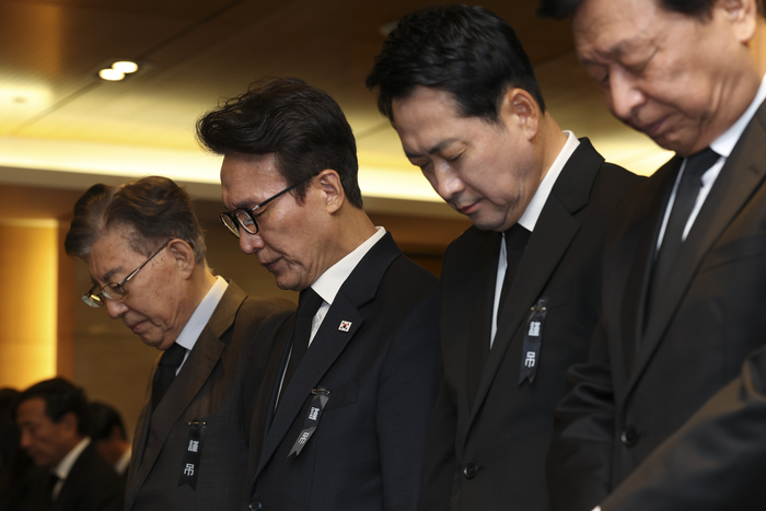 더불어민주당 김민석 대표(왼쪽 두 번째)와 국민의힘 장동혁 대표(왼쪽 세 번째)가 27일 서울 강남구 삼성서울병원 장례식장에서 열린 고 최형우 전 내무부 장관 영결식에서 묵념하고 있다. 연합뉴스
