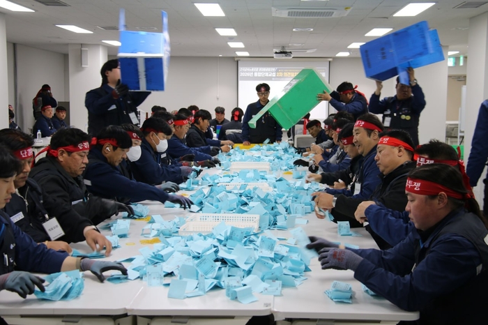 27일 금속노조 현대중공업지부가 울산 본사에서 2차 잠정합의안 찬반투표 개표를 하고 있다. 현대중공업지부 제공