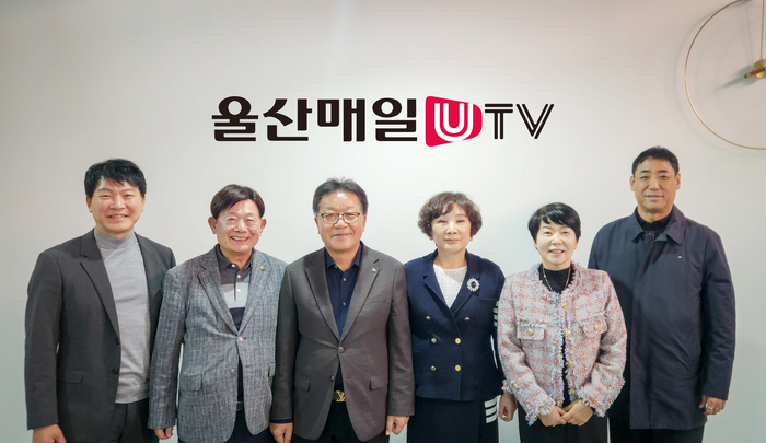 울산 남구 중소기업협의회 임원들이 17일 본사를 방문해 이연희 대표이사와 환담을 나눈 뒤 기념촬영을 하고 있다.