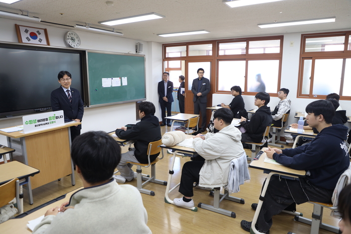 조용식 울산교육감이 28일 오전 다운고등학교에 방문해 2027학년도 대학수학능력시험을 앞두고 있는 고3 수험생에게 따뜻한 응원과 격려의 메시지를 전했다. 울산교육청 제공