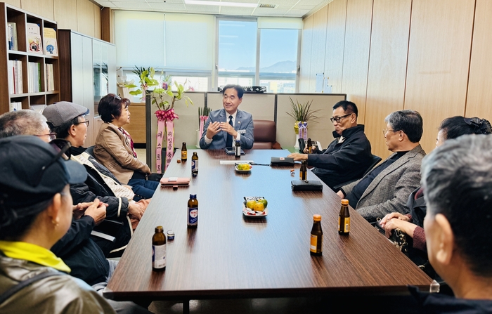 울산 김철우 북구의원(의회운영위원장)은 28일 위원장실에서 울산환경감시협의회 임원진과 간담회를 갖고, 지역 환경 현안을 점검했다. 김철우 의원 제공