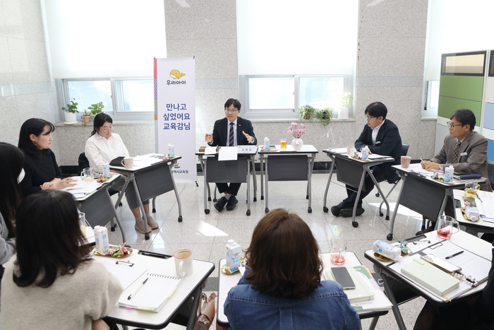 울산교육청은 28일 학부모지원센터에서 ‘제5회 시민과 만나는 교육감’을 연 가운데 조용식 울산교육감이 특수교사들을 만나 특수교육 현안을 청취하고 있다. 울산교육청 제공