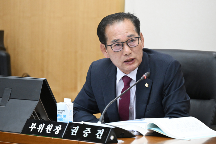 울주군의회 행정사무감사에서 권중건 의원이 질의하고 있다.