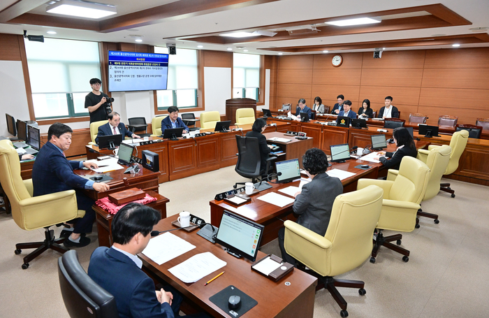 울산광역시의회 운영위원회(위원장 공진혁)는 28일 시의회 회의실에서 제268회 임시회 폐회 중 제1차 의회운영위원회를 열고 제9대 전반기 의회운영위원회 부위원장 선임의 건과 제269회 울산광역시의회 제2차 정례회 의사일정(안) 협의의 건, 울산광역시의회 입법·법률고문 운영 조례 일부개정조례안을 심사했다. 울산시의회 제공